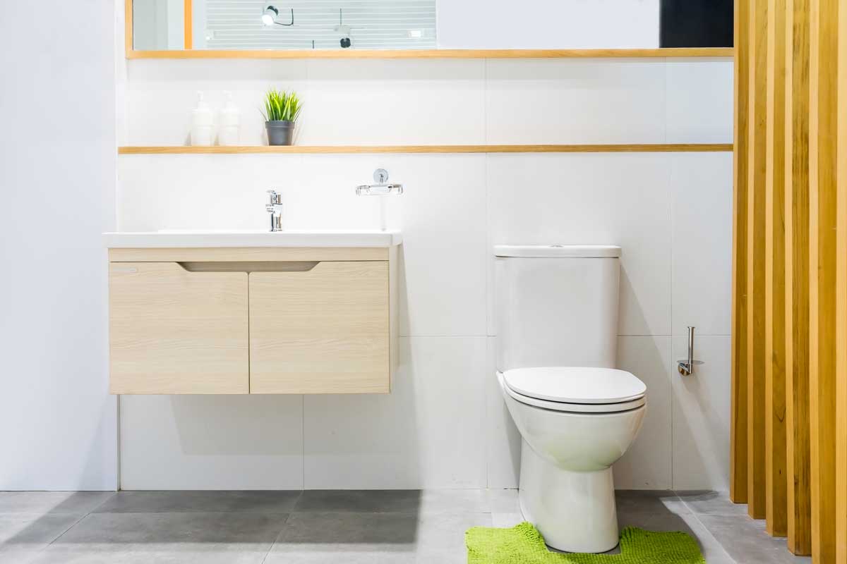 Bagno bianco e legno con mobile sospeso.