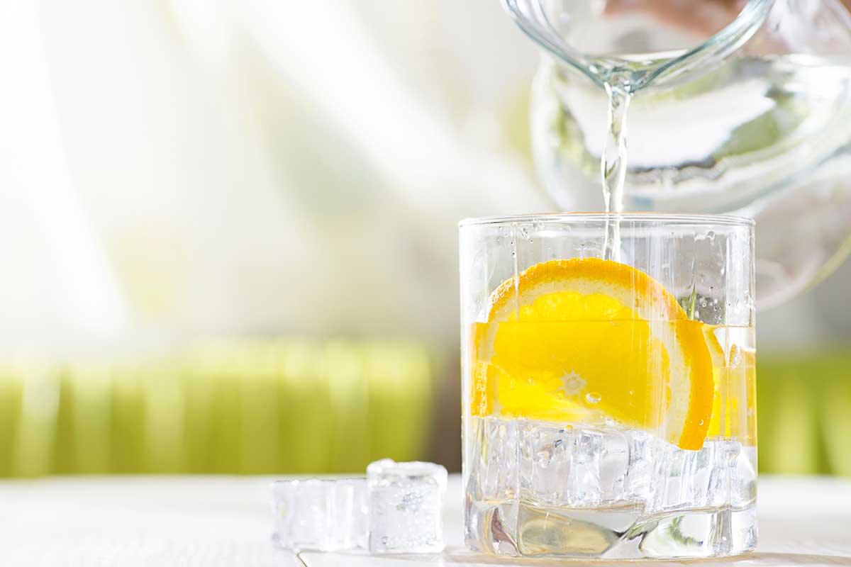 bere acqua e limone