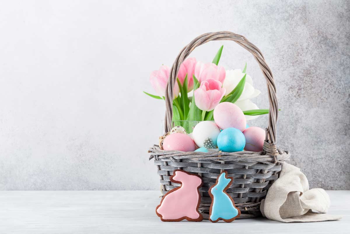 cesto pieno di colori per decorare casa in modo incantevole durante la Pasqua