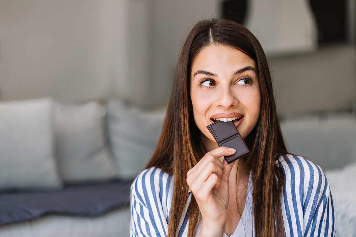 donna mangia cioccolato fondente