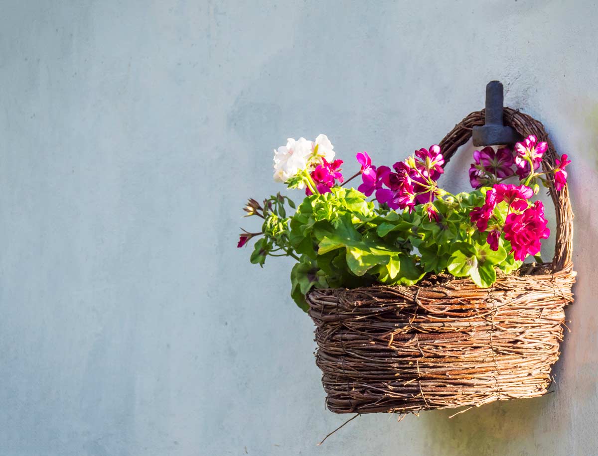 Come riciclare i vecchi cesti di vimini per decorare casa.