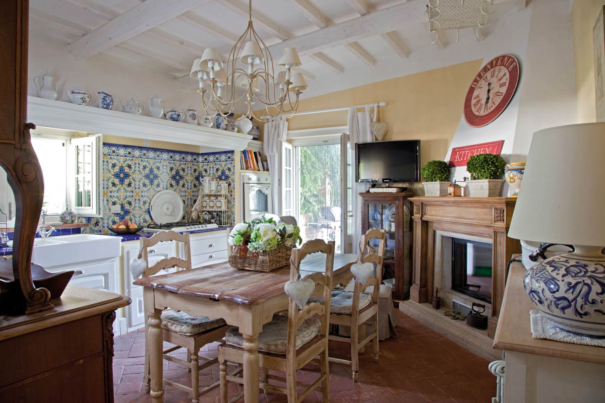 cucina in stile country chic con piastrelle decorative