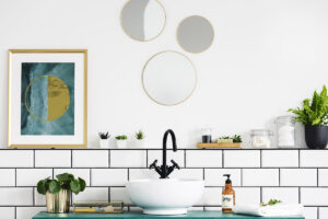 Arredare il bagno con gli specchi.