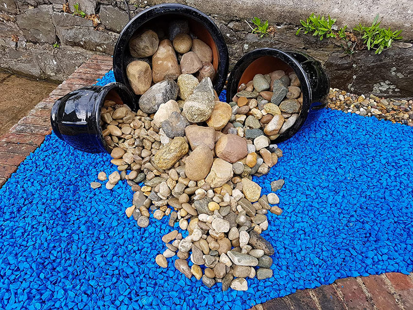 aiuola con ghiaia blu in giardino