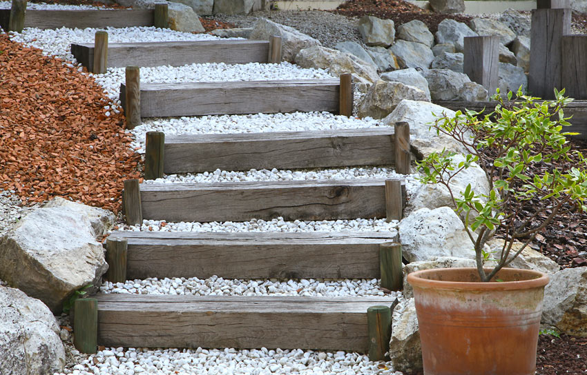 scala esterno con ghiaia