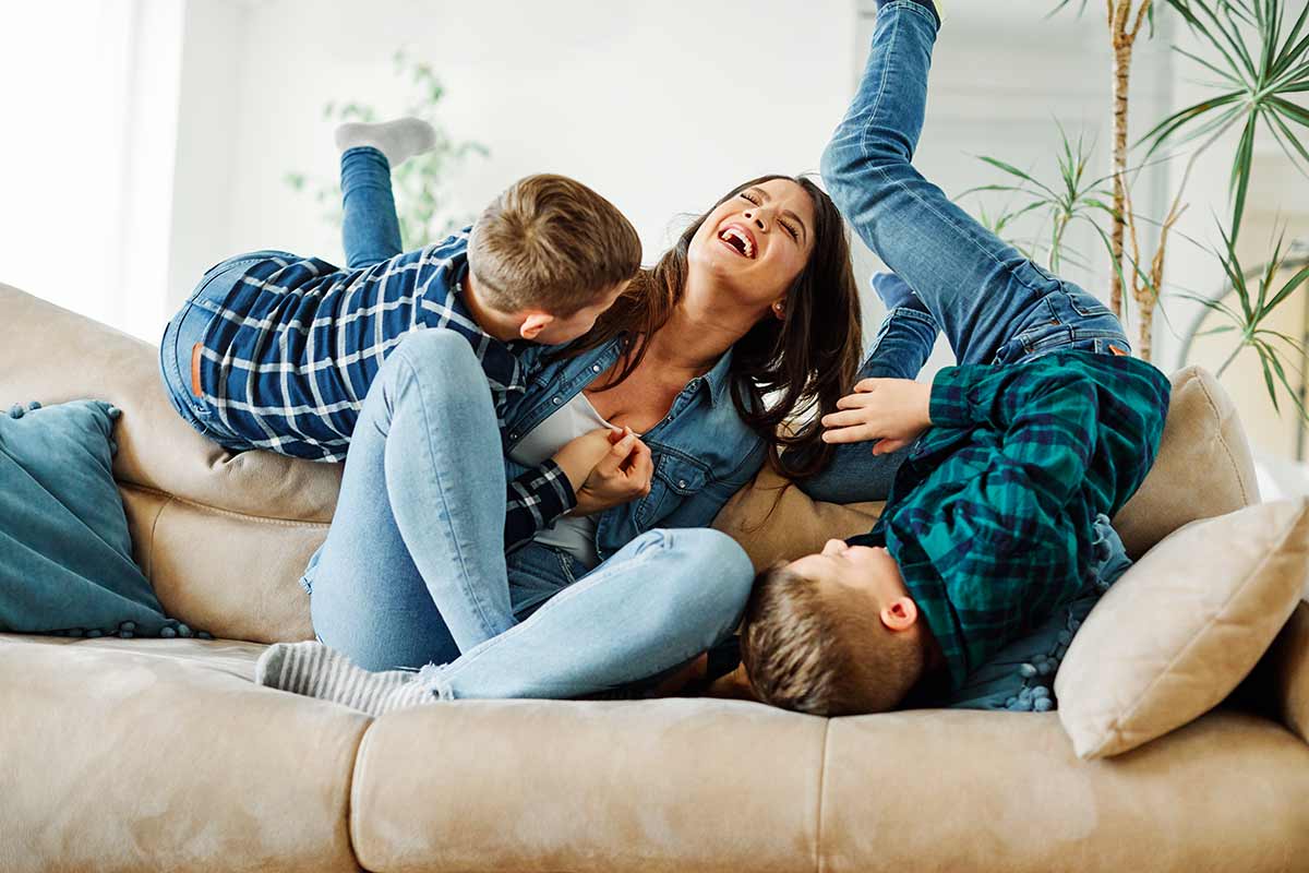 Mamma gioca con figli.