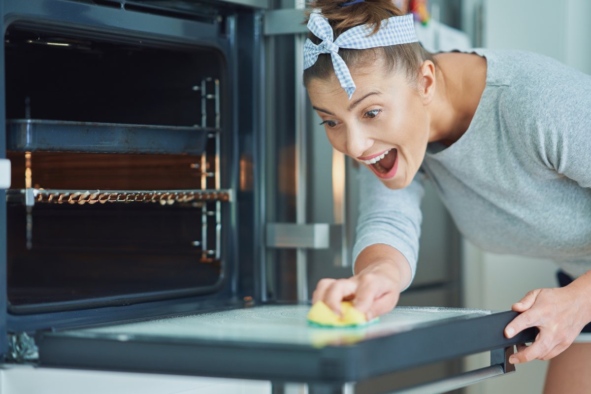 Come pulire il forno dal grasso bruciato