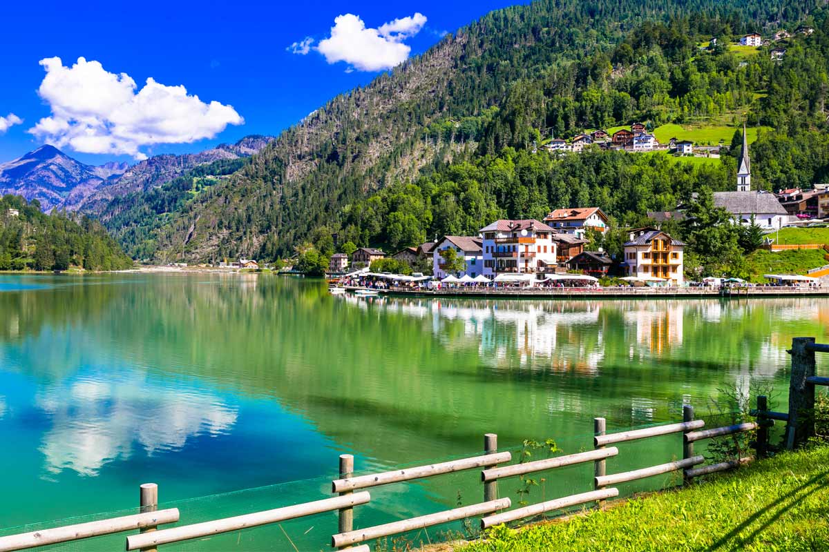 lago e borgo di Alleghe