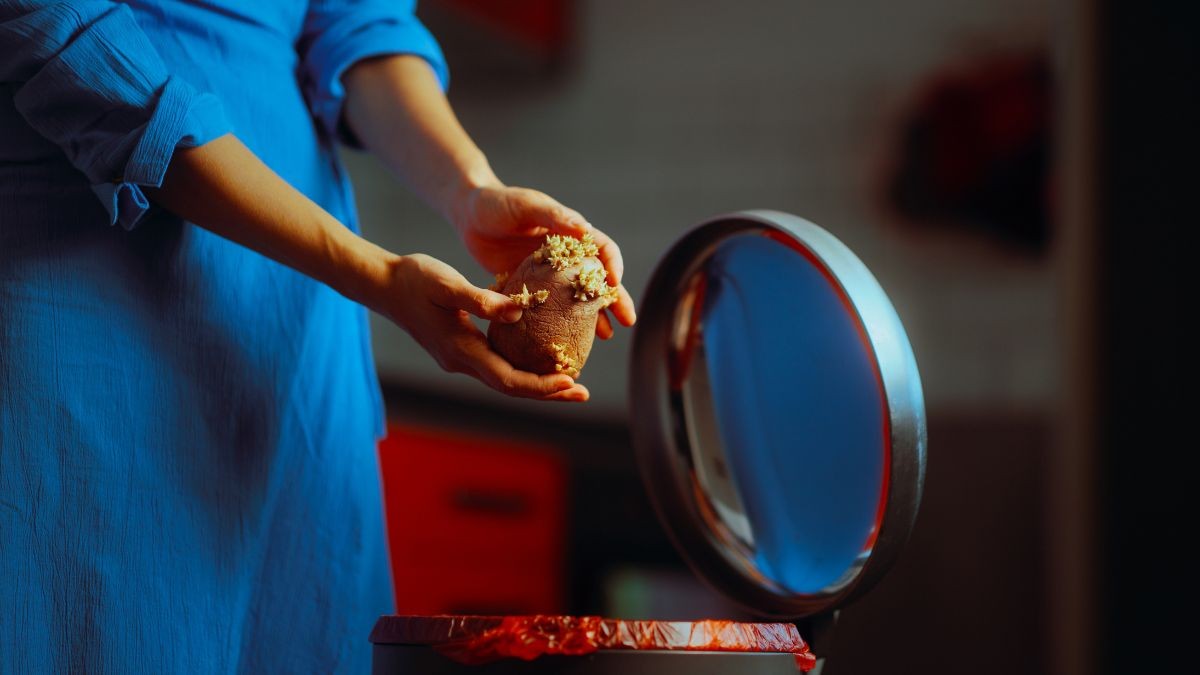 butta le patate che sono germogliate o emettono un Sibilio