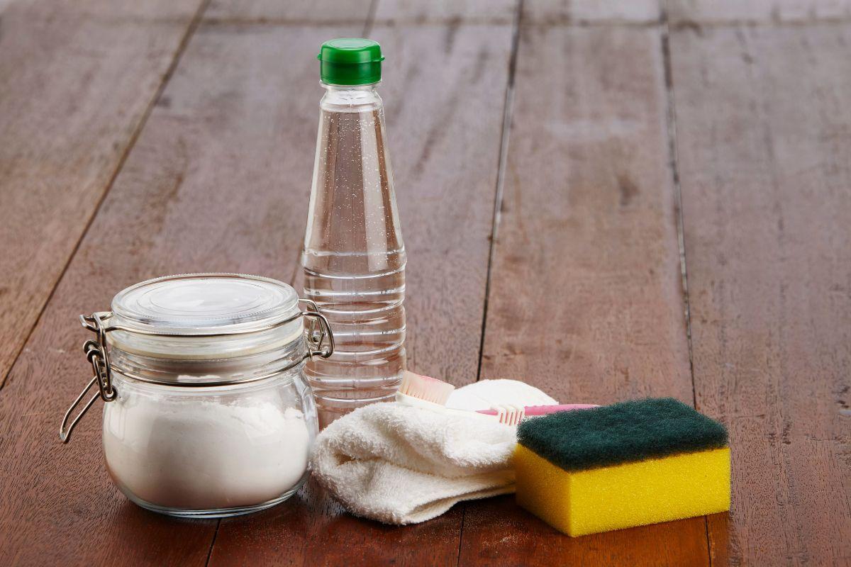 Sbiancare il copriwater con bicarbonato