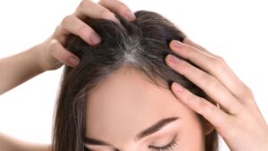 scopri come combattere i capelli bianchi con l'alimentazione