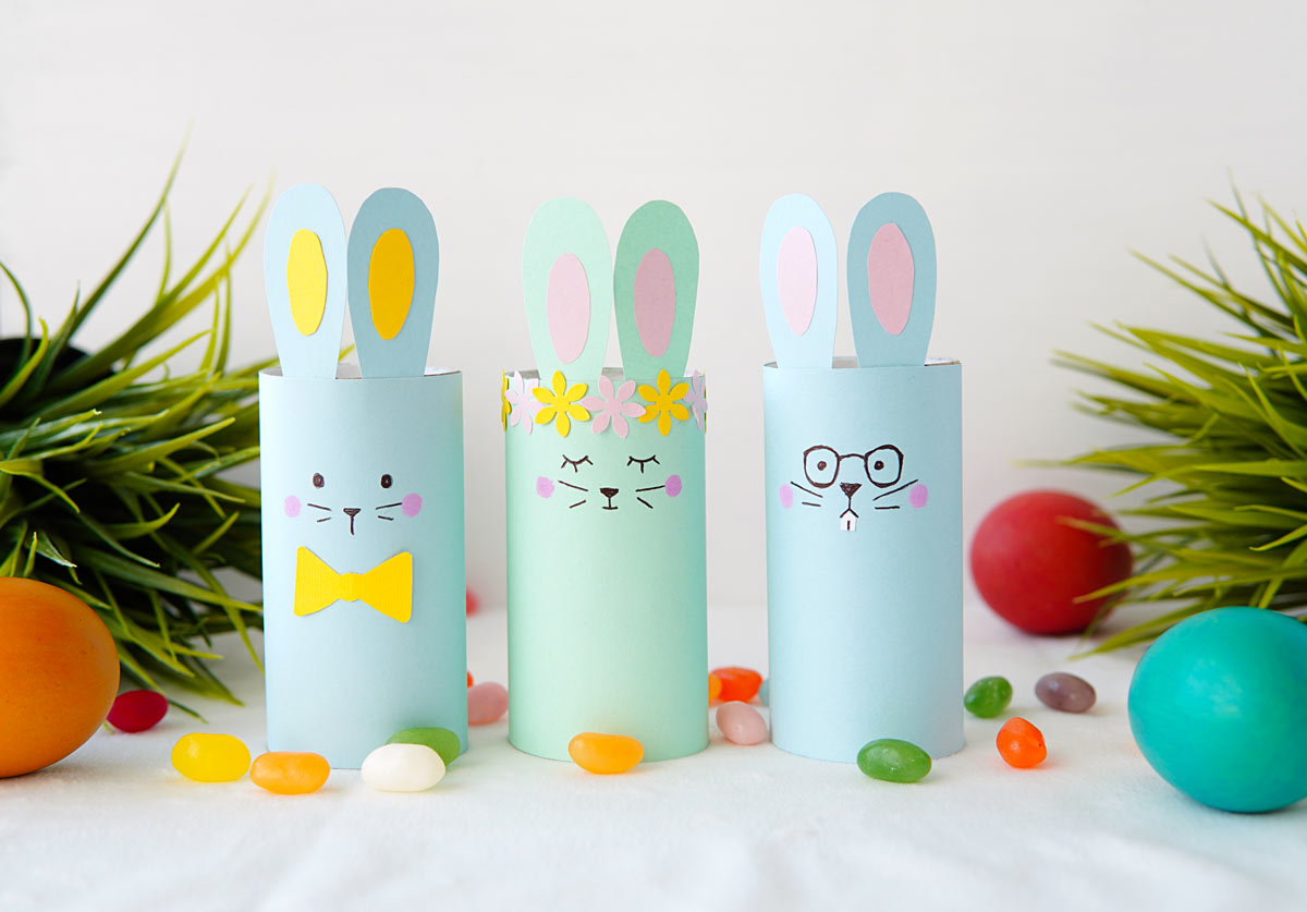 Coniglietti di pasqua fai da te con rotoli vuoti di carta igienica.