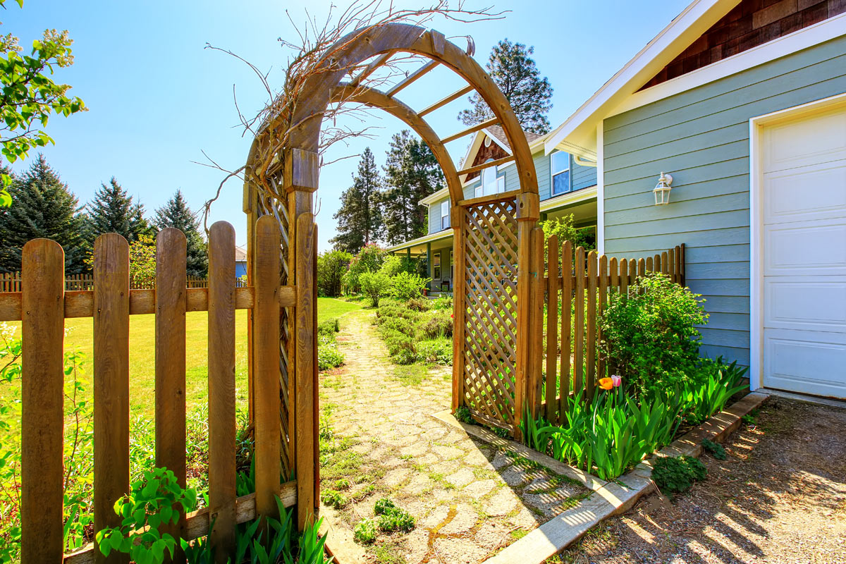Arco in legno in giardino