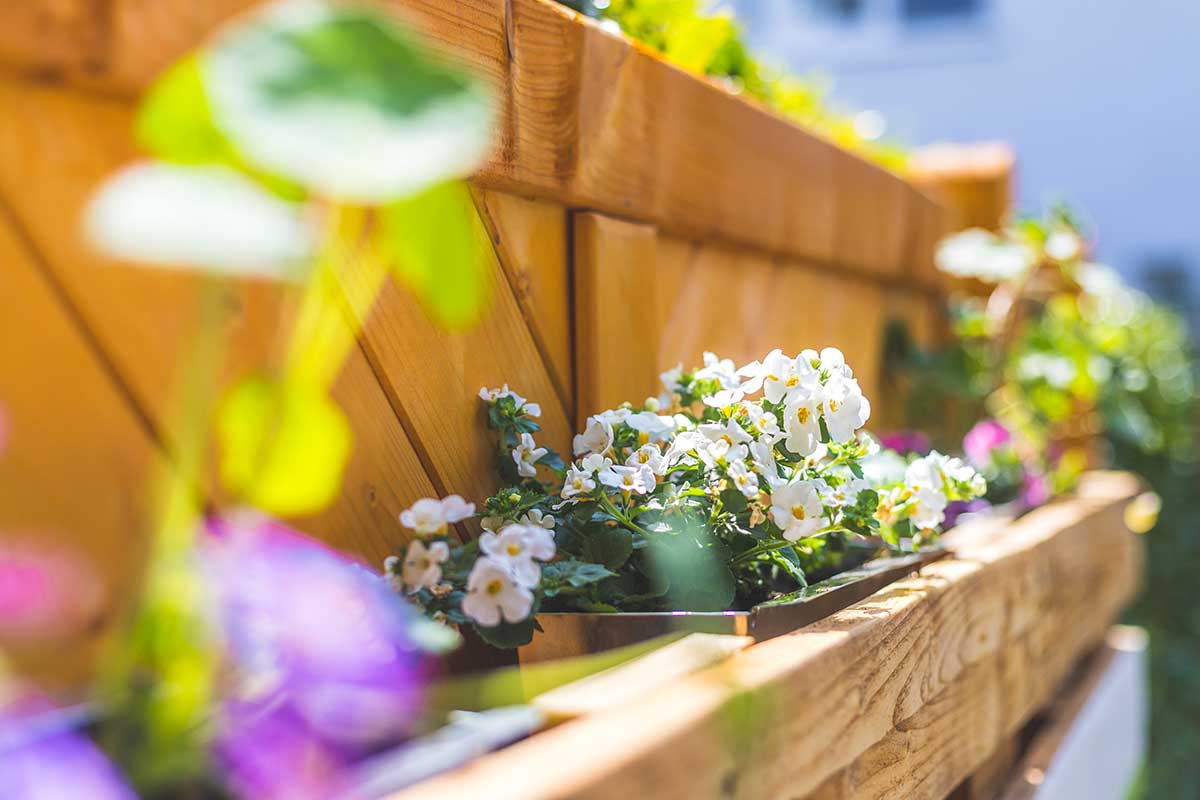 fioriera con pallet sul balcone