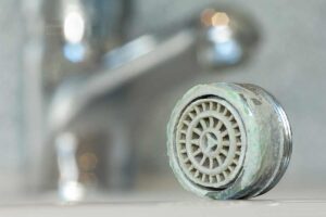 togliere il calcare ostinato dai rubinetti