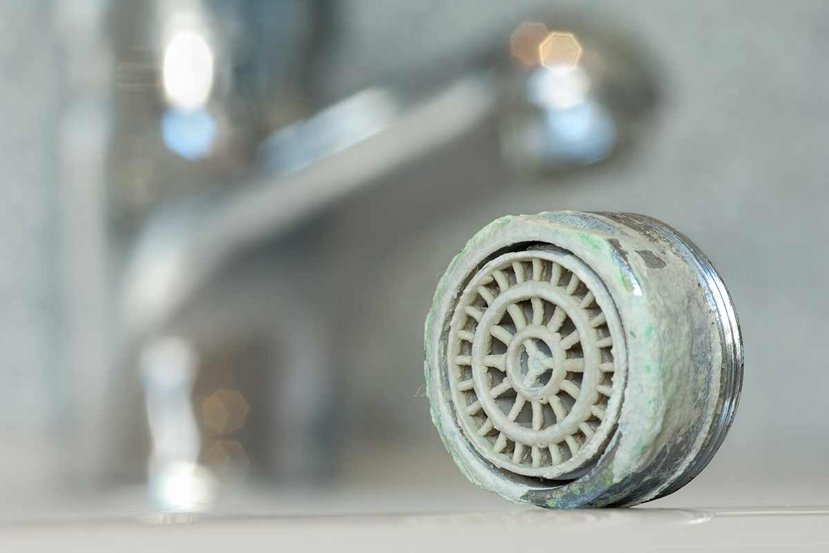 togliere il calcare ostinato dai rubinetti