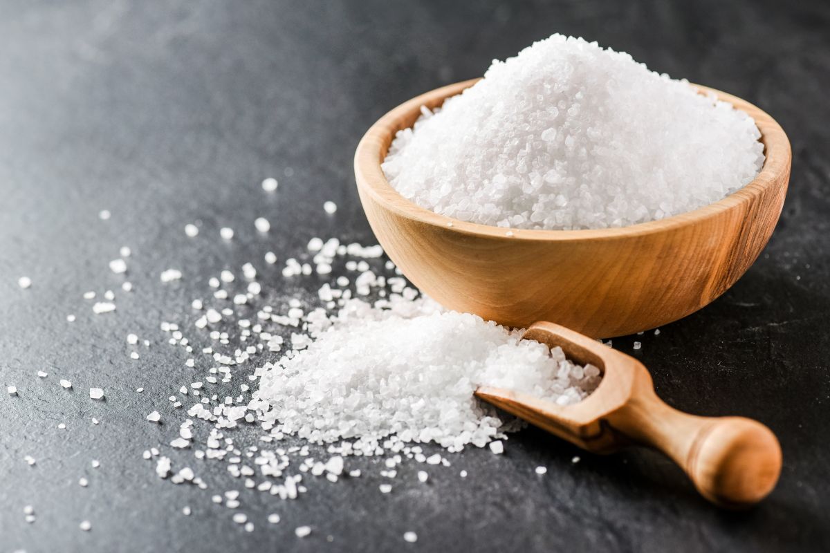 come eliminare grasso dal coperchio con il sale