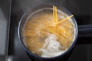 Come utilizzare l’acqua di cottura della pasta per concimare (ma non sempre)