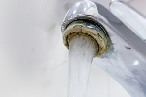 Calcare nei rubinetti: l’ingrediente insospettabile che elimina le incrostazioni senza fatica