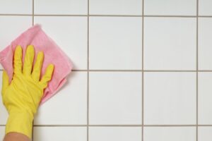 Filo interdentale e bicarbonato: il mix che elimina il nero tra le fughe