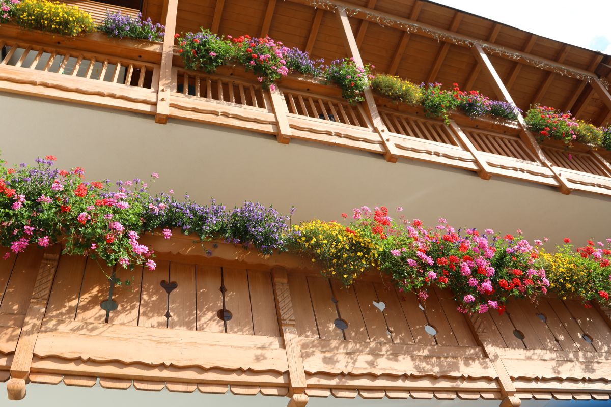 come sistemare vasi sul balcone
