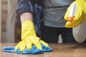 Pulizia delle superfici in legno: proteggere i mobili dal caldo estivo