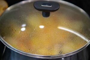 Come togliere il grasso dai coperchi in vetro usando una spugna e sale