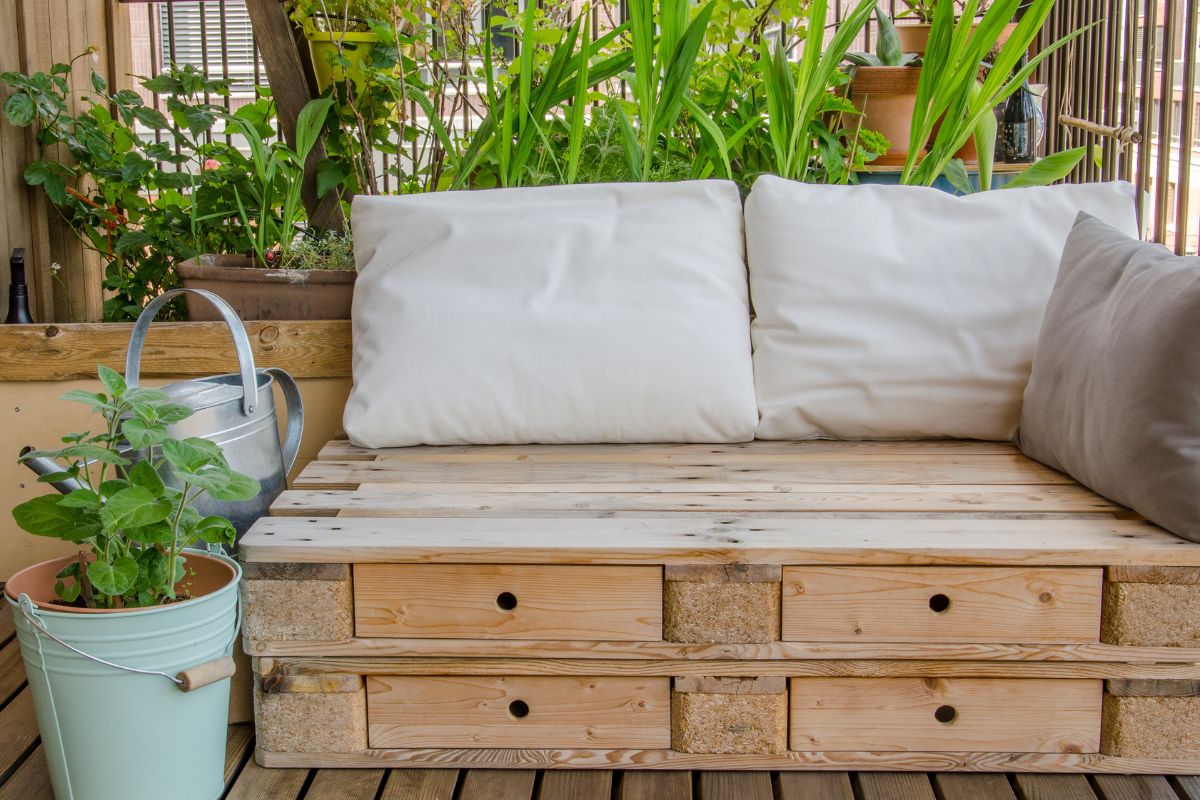 Con i pallet crei angoli relax da sogno per il giardino estivo
