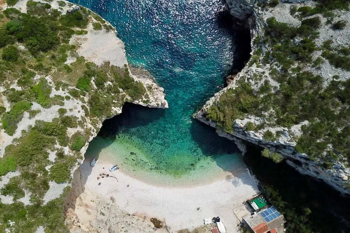 Mare cristallino e silenzio assoluto: scopri Lissa, il paradiso nascosto della Croazia