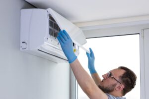 Pulire il climatizzatore in estate con una guida semplice: filtri, unità interna ed esterna, consigli pratici e vantaggi reali. Maggiore efficienza, aria sana e risparmio garantito.