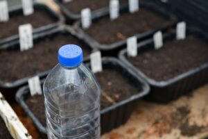 Come costruire un irrigatore goccia a goccia con una bottiglia per le ferie di agosto
