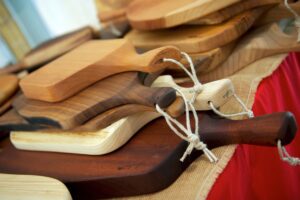 Come usare le bucce di limone per igienizzare taglieri e superfici in legno
