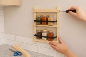 DIY d’estate: come fare un porta-spezie da parete con materiali semplici