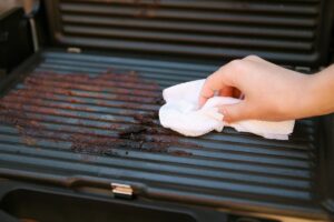Pulire la griglia del barbecue: il trucco con la cipolla calda che funziona davvero