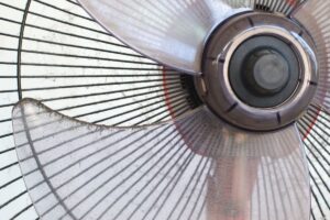 Come rimuovere la polvere dai ventilatori a pale in 2 minuti con un trucco geniale
