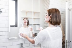 Specchi opachi? Scopri il segreto della crema da barba per farli brillare di nuovo