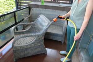 Pulire i mobili da giardino senza rovinarli: il mix delicato che funziona con ogni materiale