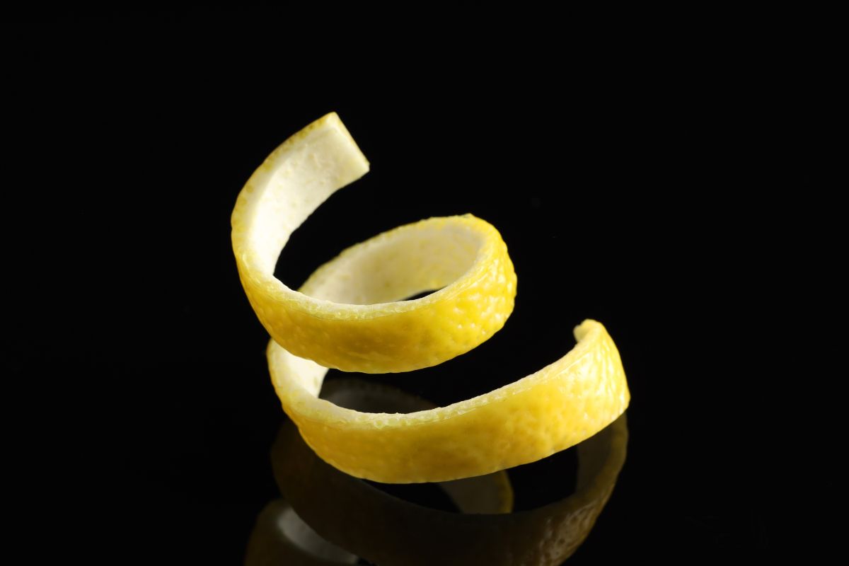 come igienizzare tagliere con buccia di limone 