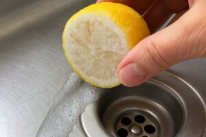 Il trucco del limone congelato per pulire il lavandino in 30 secondi