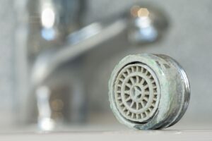 Come togliere il calcare ostinato con il metodo della pellicola trasparente