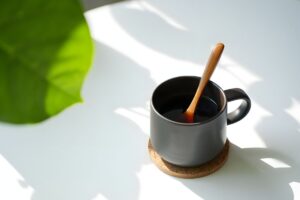 Il rimedio del caffè freddo per rinvigorire le piante in piena estate