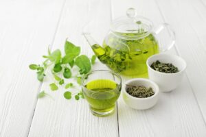 Il segreto del tè verde per concimare piante e orto in estate