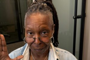Whoopi Goldberg arriva a Un posto al sole: ecco con chi potrebbe avere una relazione