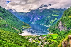 Norvegia in estate: i fiordi più spettacolari da visitare con il sole di mezzanotte