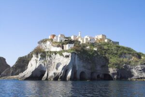 Le isole italiane più belle (e meno turistiche) da raggiungere in treno e traghetto