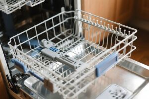I 5 oggetti che puoi pulire mettendoli in lavastoviglie (anche se non ci pensavi)