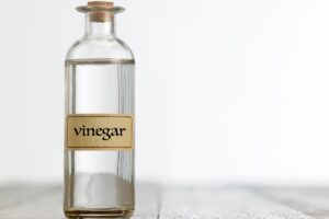Il trucco del ghiaccio e aceto per pulire il fondo dei vasi e le bottiglie