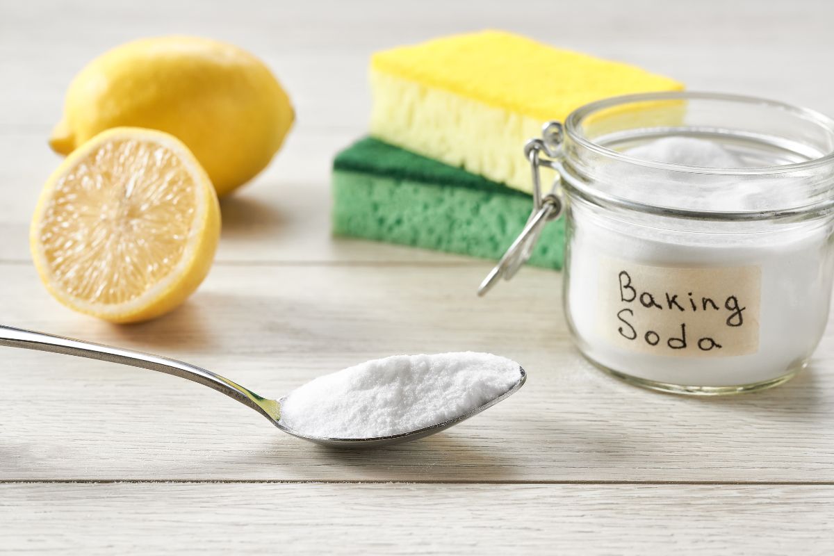 come rinnovare superfici bianche del bagno con bicarbonato e limone 