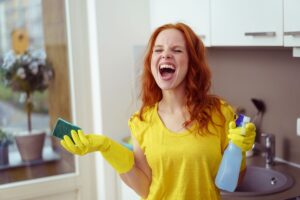 Il metodo dei 15 minuti per pulire casa ogni giorno senza stress