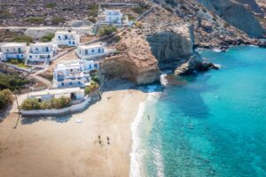 Grecia a inizio agosto: le isole meno affollate dove il mare è da cartolina